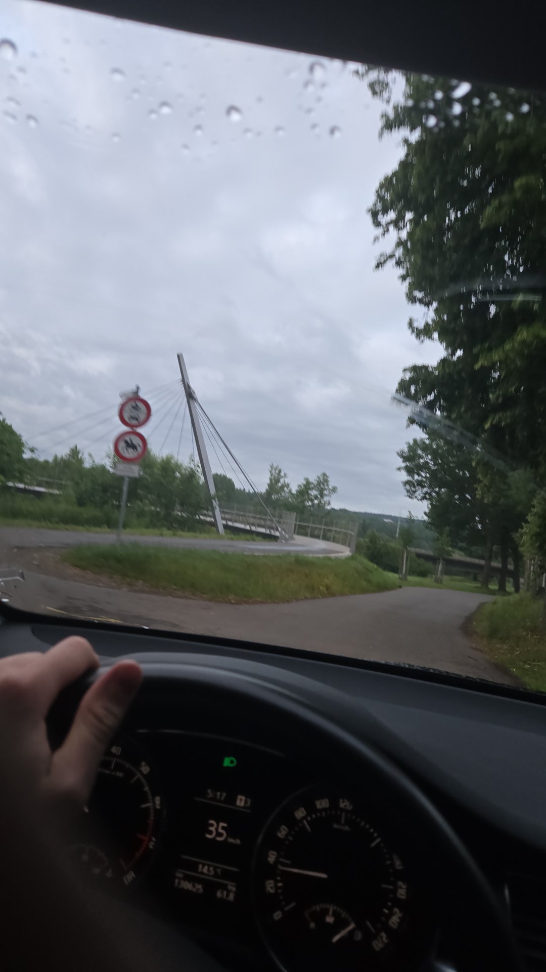 Weißer VW Golf 8 R-Line mit Fahrschulschild auf dem Dach, geparkt in Kassel